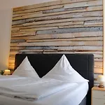 St. Georg Hotel *